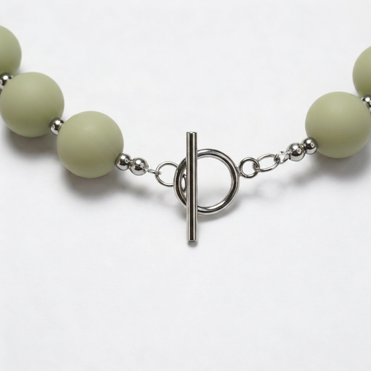 Collar Arcoíris Verde Oliva Plateado